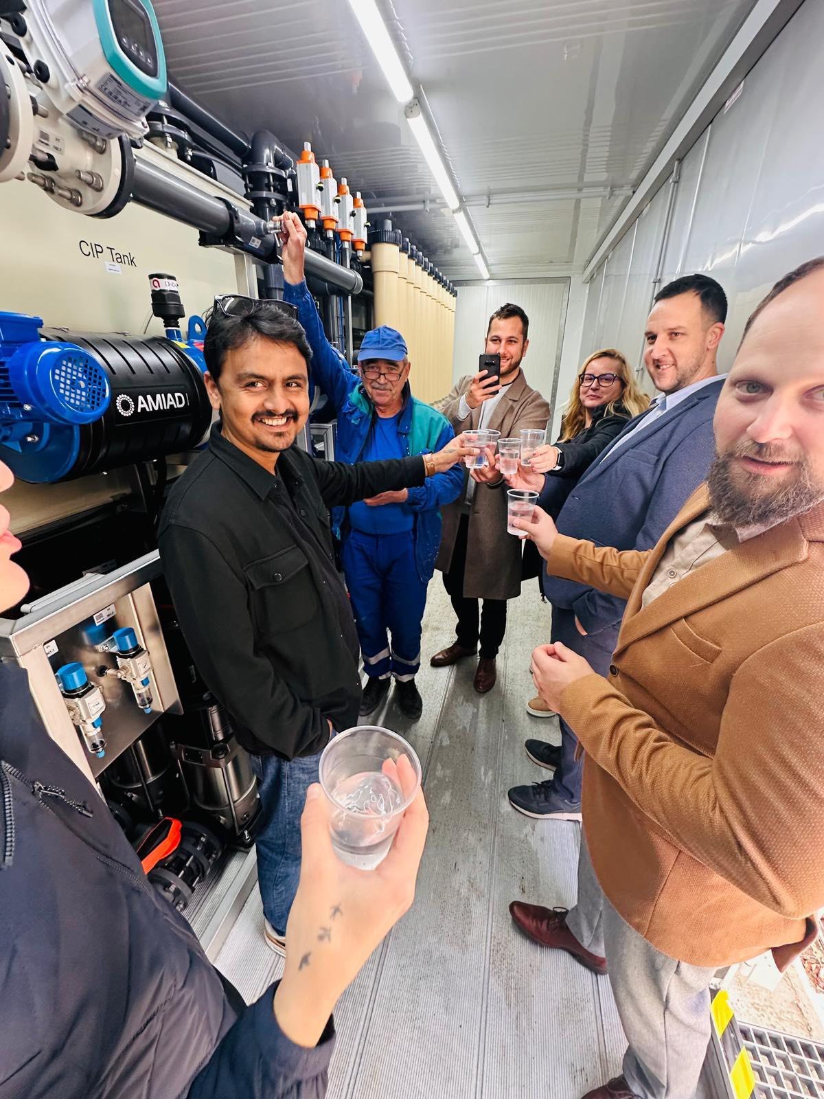 Ivóvízzel koccintottak •  Fotó: Novák Levente közösségi oldala