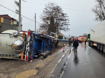 Tartálykocsi borult fel Székelyvaján