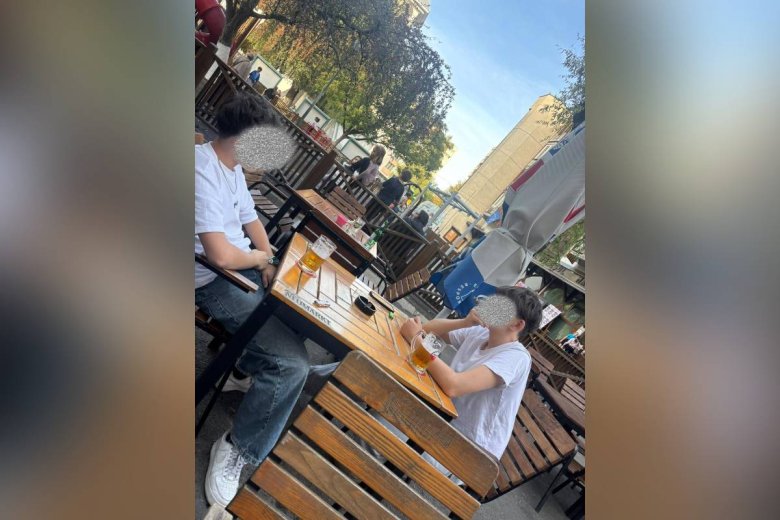 A játszótérhez már nagyok, hát kikértek két sört a fiatalok: még a szüleiket is megbüntették
