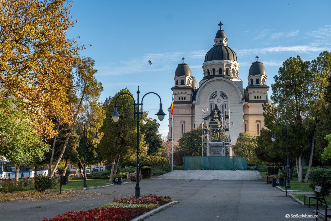Marosvásárhely főterén áll a nagy szobor &bullet;  Fotó: Haáz Vince