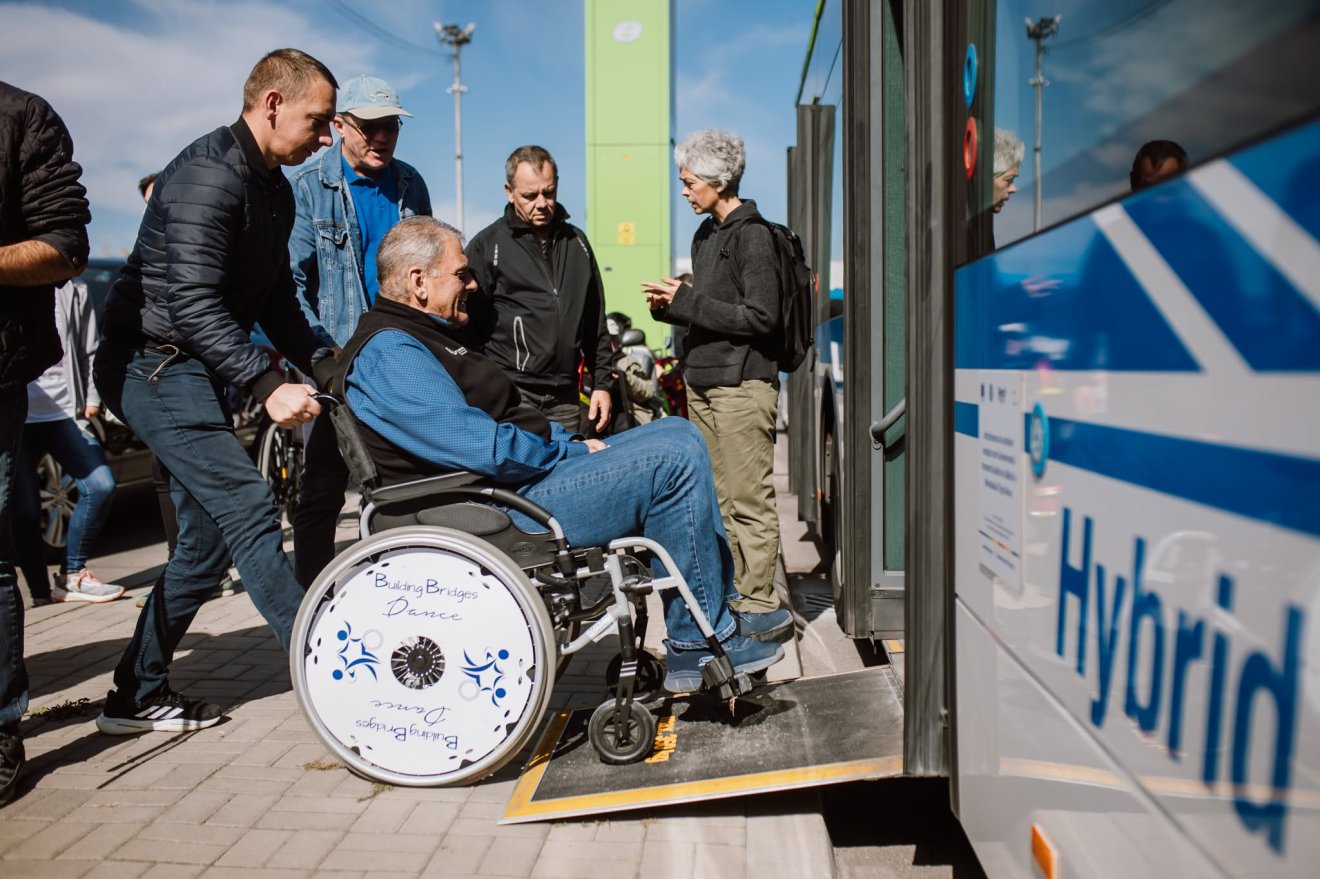 A buszsofőrök is betekintést kaptak abba, hogy milyen a fogyatékkal élőknek &bullet;  Fotó: HIFA facebook-oldala