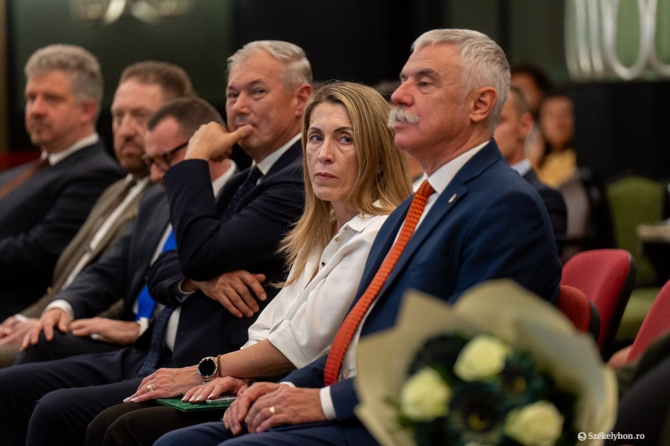Politikusok és meghívottak &bullet;  Fotó: Haáz Vince