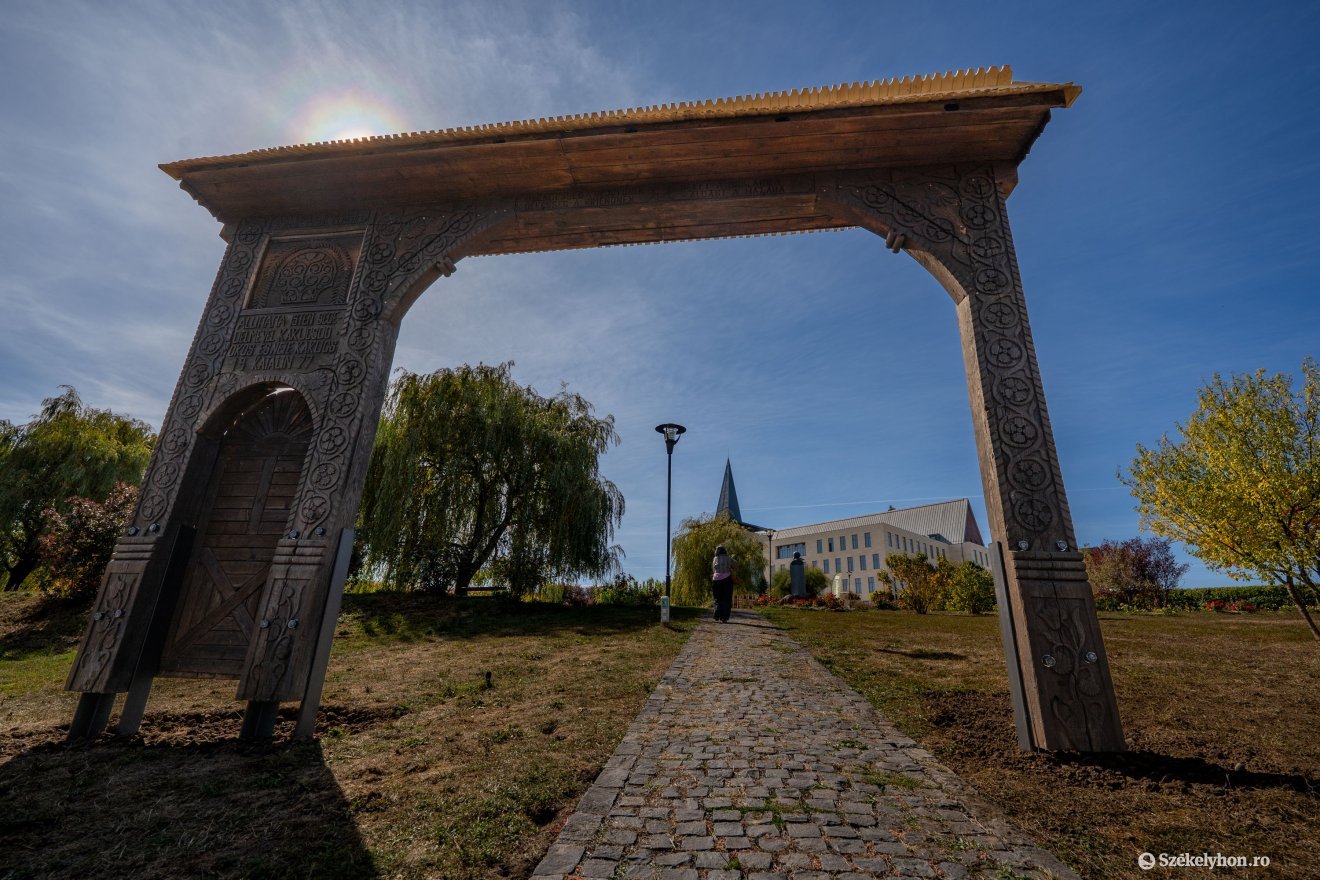 Székelykapu jelzi a Marosvásárhelyi Sapientia előtti parkban, hogy hová érkezett a látogató &bullet;  Fotó: Haáz Vince