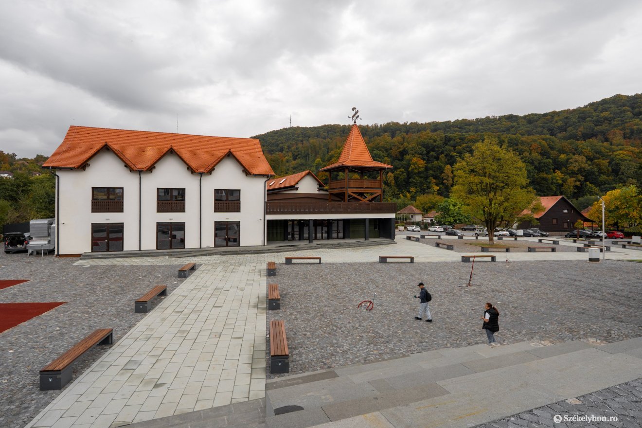 A térrendezésnek is hamarosan vége, villanyoszlopokat fogak még felszerelni &bullet;  Fotó: Haáz Vince