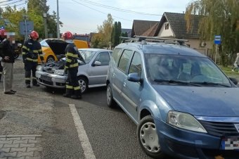Három személyautó ütközött össze Maros megyében, ketten megsérültek
