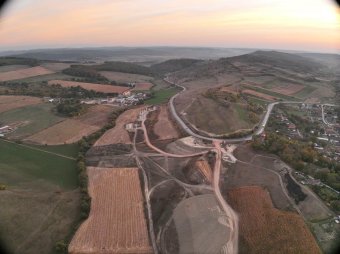 Maros megyei elkerülőutak – Segesváron nagy erőkkel dolgoznak, a szászrégeninek még nincs kivitelezője