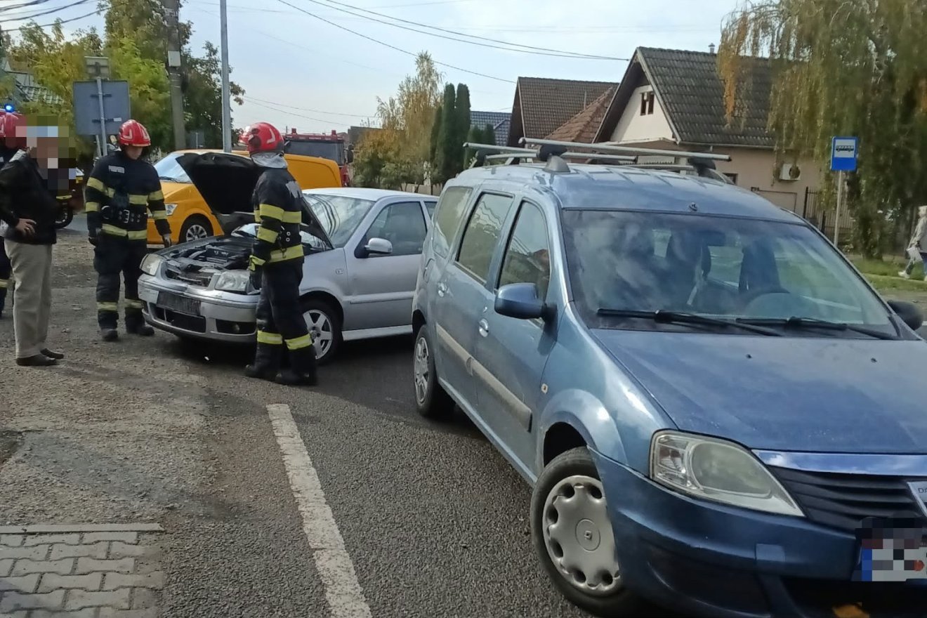 Három személyautó ütközött össze Maros megyében, ketten megsérültek