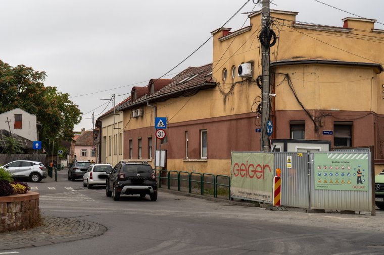 Régi iskolaépületet is lebontanak, hogy kiszélesíthessék az utcát