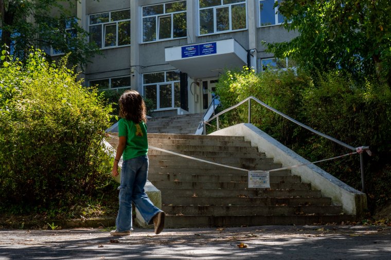 A 9 órás iskolakezdés miatt kérnek korábbi buszjáratot a szülők