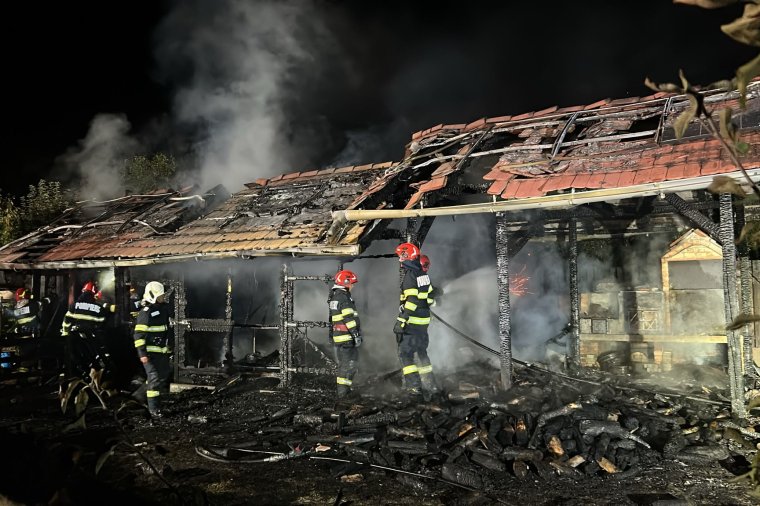 Fagyasztóláda, sífelszerelés, autógumi lángolt Csíkszeredában