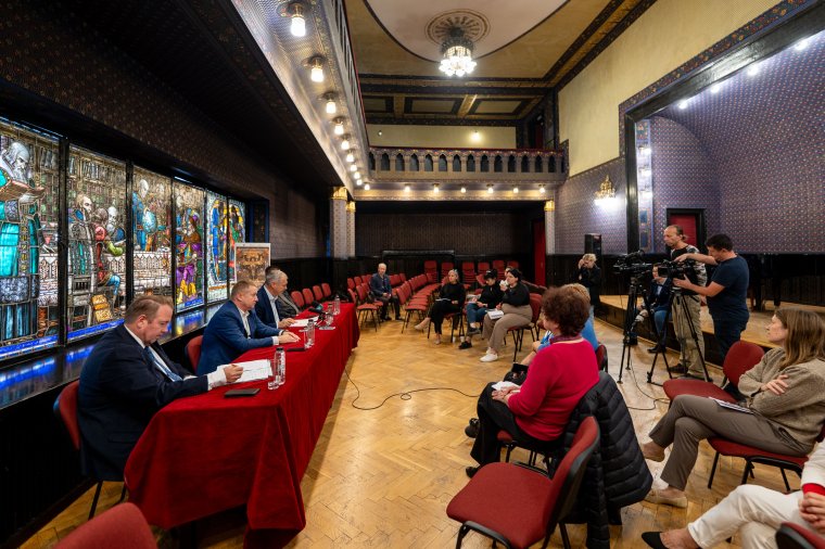 Nem csak kottákat és hangszereket visznek magukkal a zenészek a budapesti fellépésre