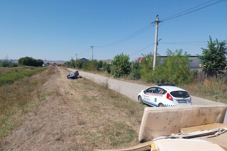 Majdnem másfél évnyi minimálbér-keresetre büntették a törvényszegőt, aki patakmederbe dobta a matracokat