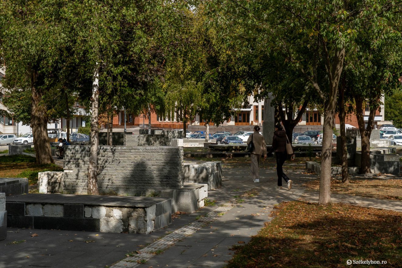 Kicsi és árnyékos park, kár, hogy használhatatlanan &bullet;  Fotó: Haáz Vince