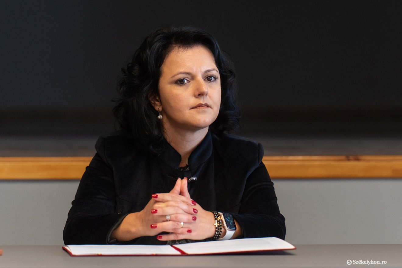 Paula-Maria Dărăban, megyei főtanfelügyelő mutatta be a Maros megyei oktatás 2025–2026-os tanév helyzetéről szóló jelentést &bullet;  Fotó: Haáz Vince