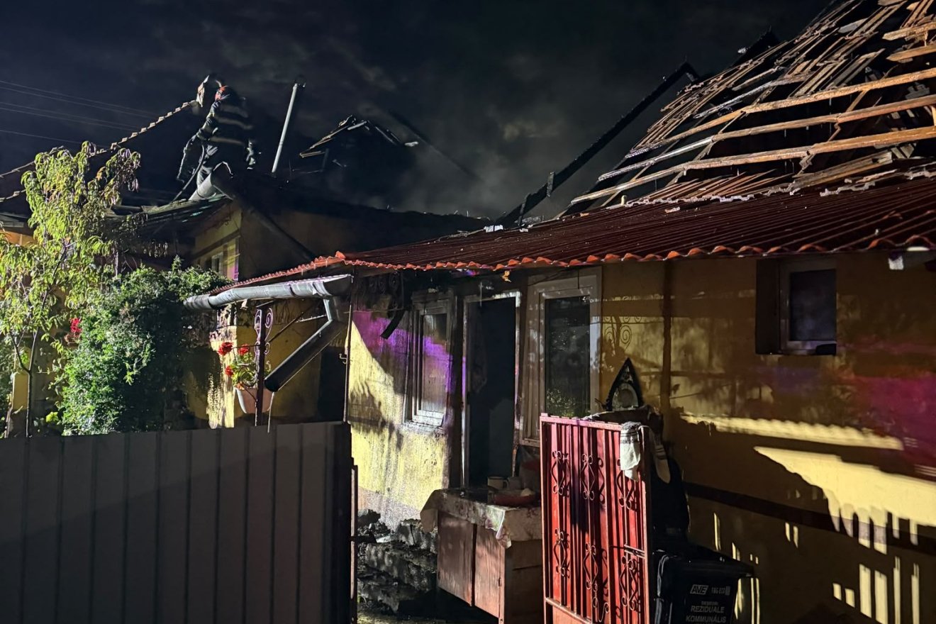 A lakóház fele megrongálódott a tűzben &bullet;  Fotó: Maros megyei ISU
