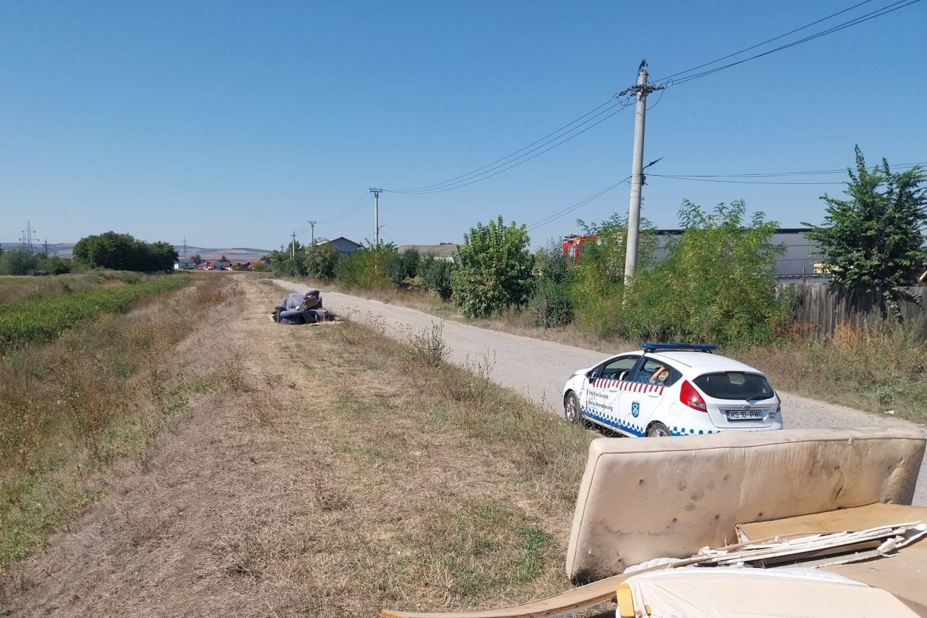 Használt matracokat, bútorokat dobtak ki • Fotó: Marosvásárhelyi Helyi Rendőrség