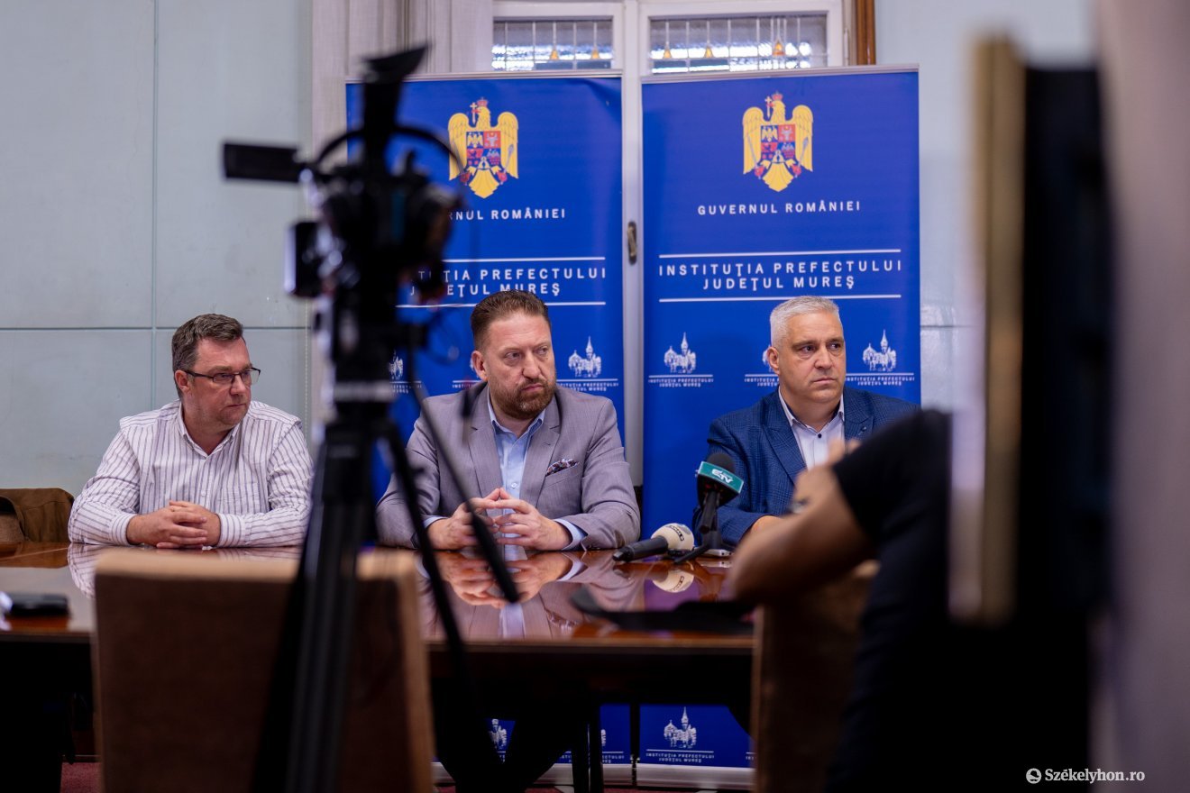 Gáspár Botond, Barabási Antal Szabolcs, Sófalvi Szabolcs számolt be a sajtónak a csejdi buszjárattal kapcsolatban &bullet;  Fotó: Haáz Vince