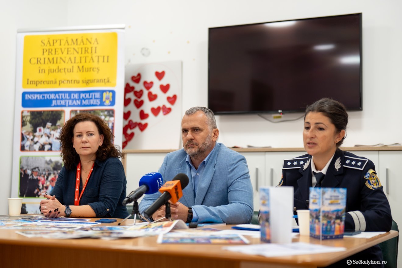 A Mentsétek meg a gyermekeket szervezet és a Maros megyei rendőrség képviselői számoltak be a sajtónak a bűnmegelőzésre szánt kampányról &bullet;  Fotó: Haáz Vince