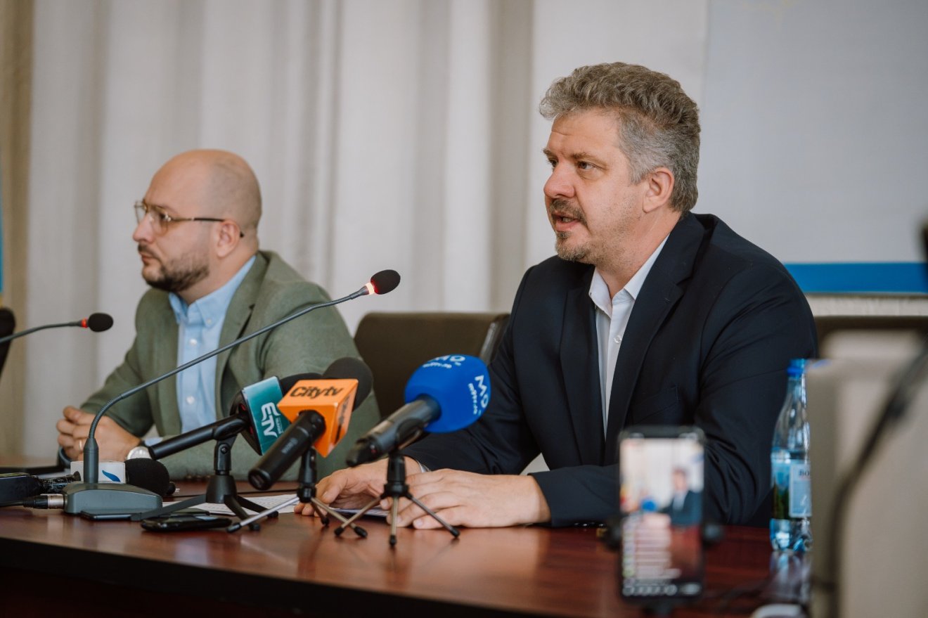 Kovács Mihály Levente alpolgármester és Soós Zoltán polgármester szerdán tájékoztatta a sajtót oktatási témában &bullet;  Fotó: Marosvásárhely Polgármesteri Hivatala