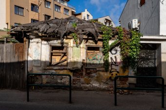 Ahogy egyre korszerűbb lesz a környék, annál feltűnöbb a romos ház