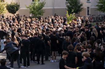 Fekete hétfő az iskolákban: egységesen tiltakoztak a diákok az egyenruha ellen