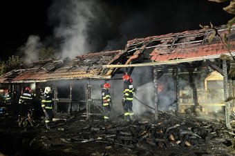 Fagyasztóláda, sífelszerelés, autógumi lángolt Csíkszeredában