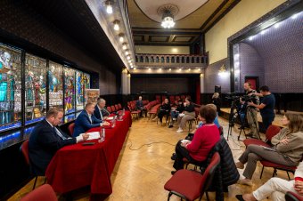 Nem csak kottákat és hangszereket visznek magukkal a zenészek a budapesti fellépésre