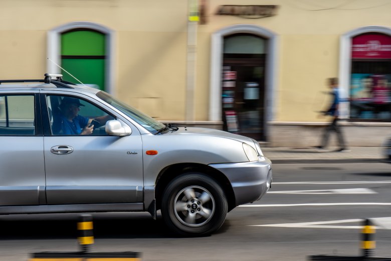 Behajtási díj vagy tilalom jöhet a szennyező autókra, egy évük van a városoknak