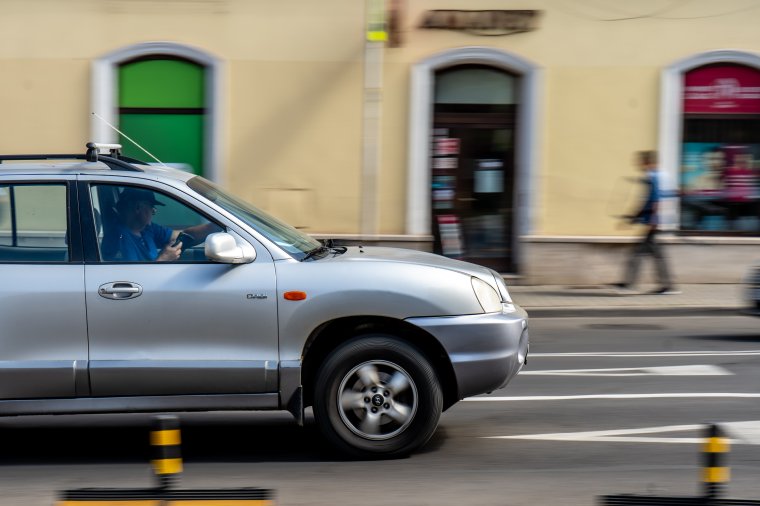 Behajtási díj vagy tilalom jöhet a szennyező autókra, egy évük van a városoknak
