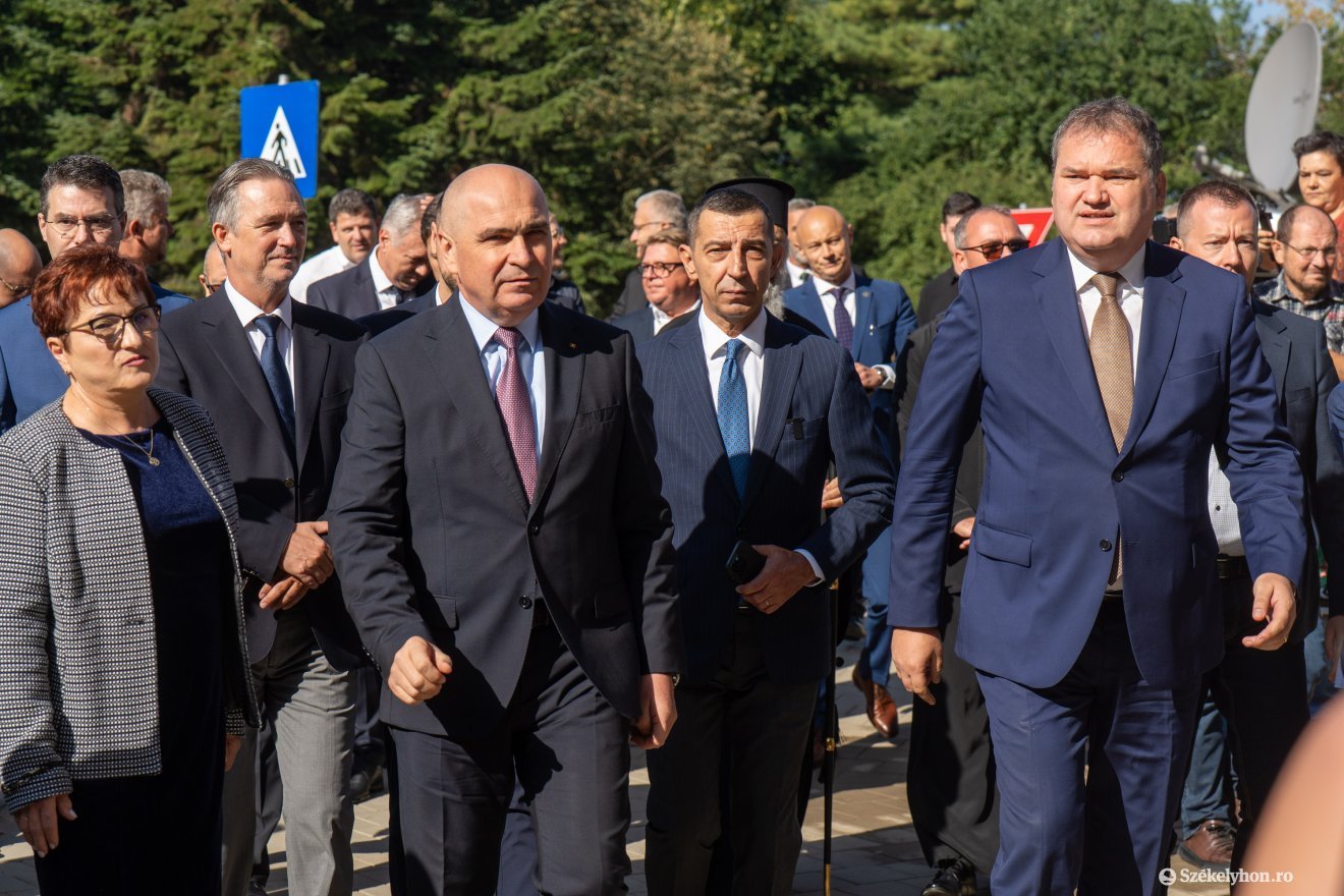 Érekznek a hivatalosságok a szívintézet avatójára &bullet;  Fotó: Haáz Vince