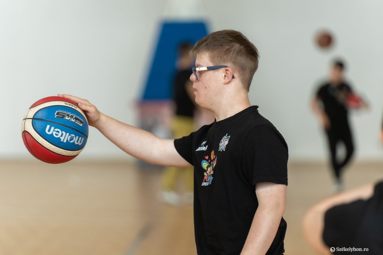 Dániel nagyon szeret kosarazni, vakációban heti kétszer jár speciális edzésekre &bullet;  Fotó: Haáz Vince