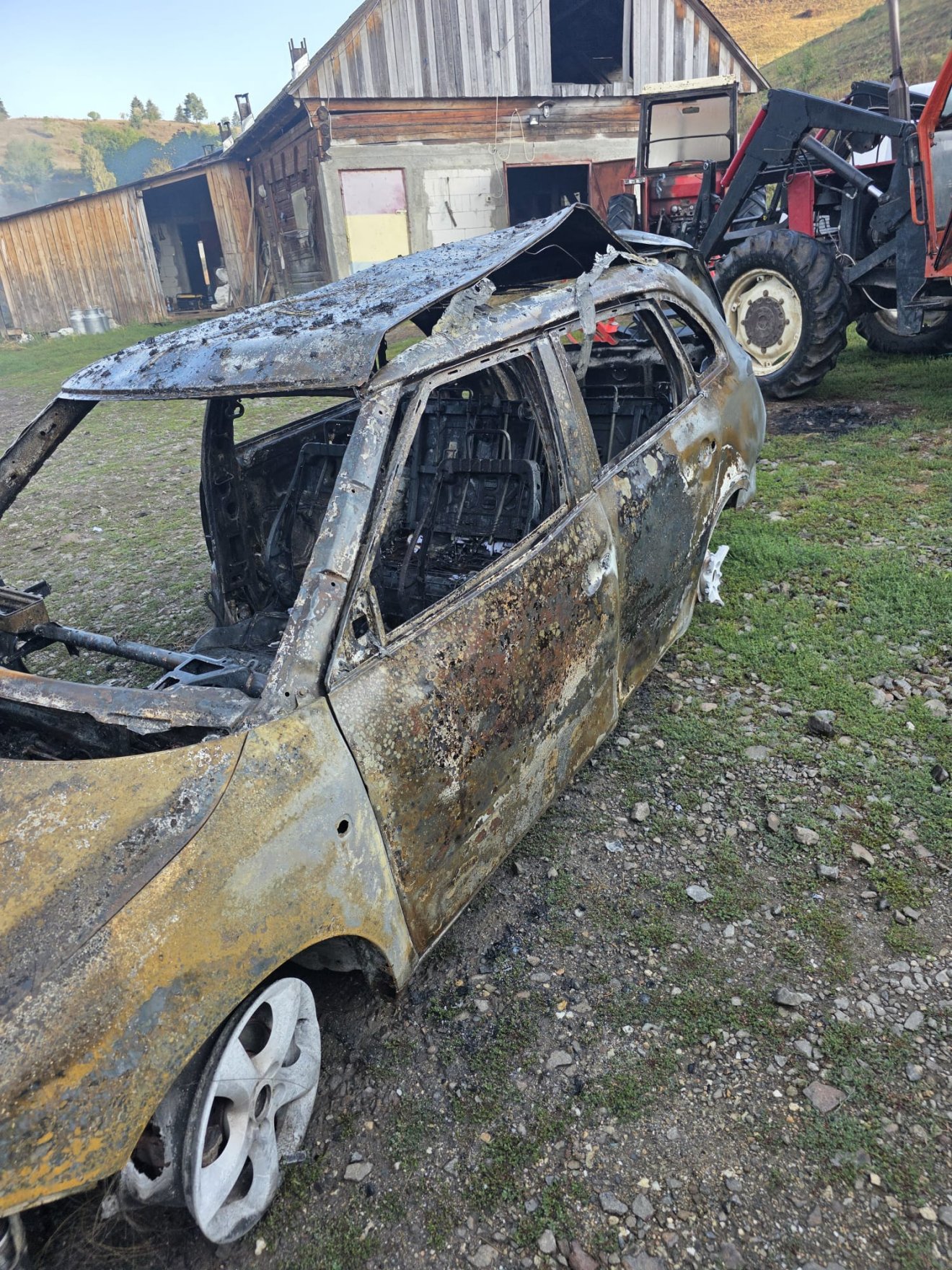 Egy személygépkocsi is kiégett &bullet;  Fotó: Maros megyei ISU