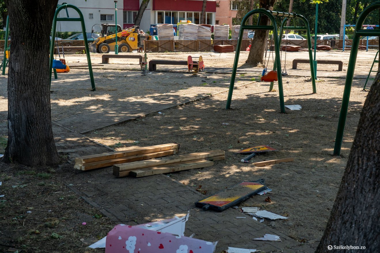Munkatelep a meggyesfalvi játszótéren &bullet;  Fotó: Haáz Vince