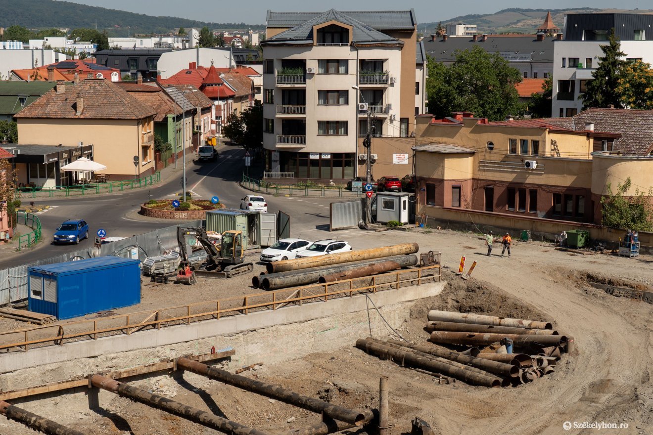 Épül Marosvásárhelyen a mélygarázs &bullet;  Fotó: Haáz Vince
