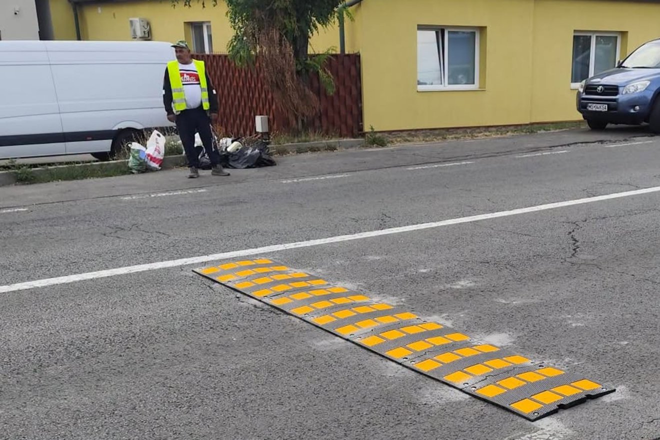 Egyre többen kérik a fekvőrendőrök elhelyezését &bullet;  Fotó: Szászrégeni polgármesteri hivatal