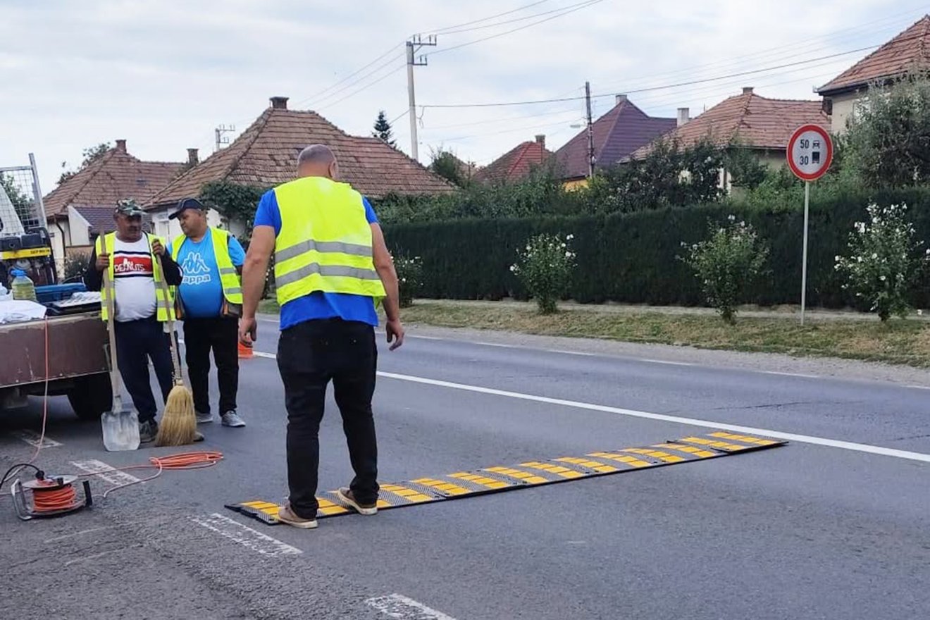 A közlekedési bizottság dönt arról, hogy hova lehet fekvőrendőrt tenni • Fotó: Szászrégeni polgármesteri hivatal