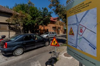 Csak éjszaka és hétvégén dolgoznak Marosvásárhely egyik legforgalmasabb utcájának felújításán