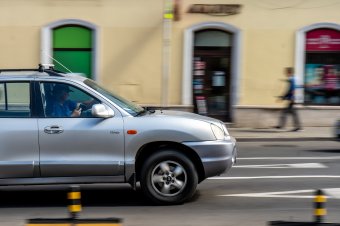 Behajtási díj vagy tilalom jöhet a szennyező autókra, egy évük van a városoknak