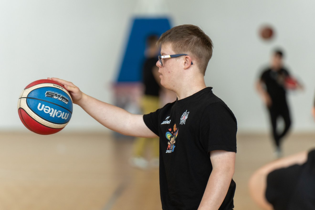 „Van idő” – egy líceumot végzett Down-szindrómás fiú útja az elfogadásig