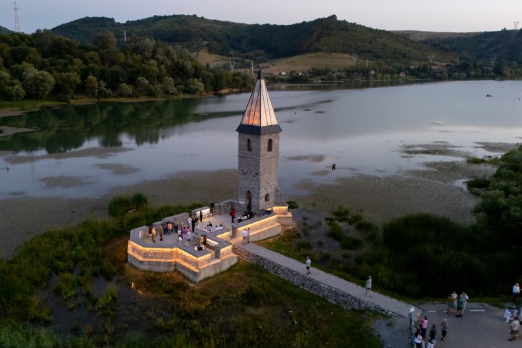 Három nap, három különböző díszvilágítás az Összetartozás templománál