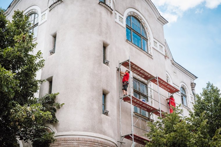 Felállványozták a közigazgatási palotát, kezdődik a restaurálás