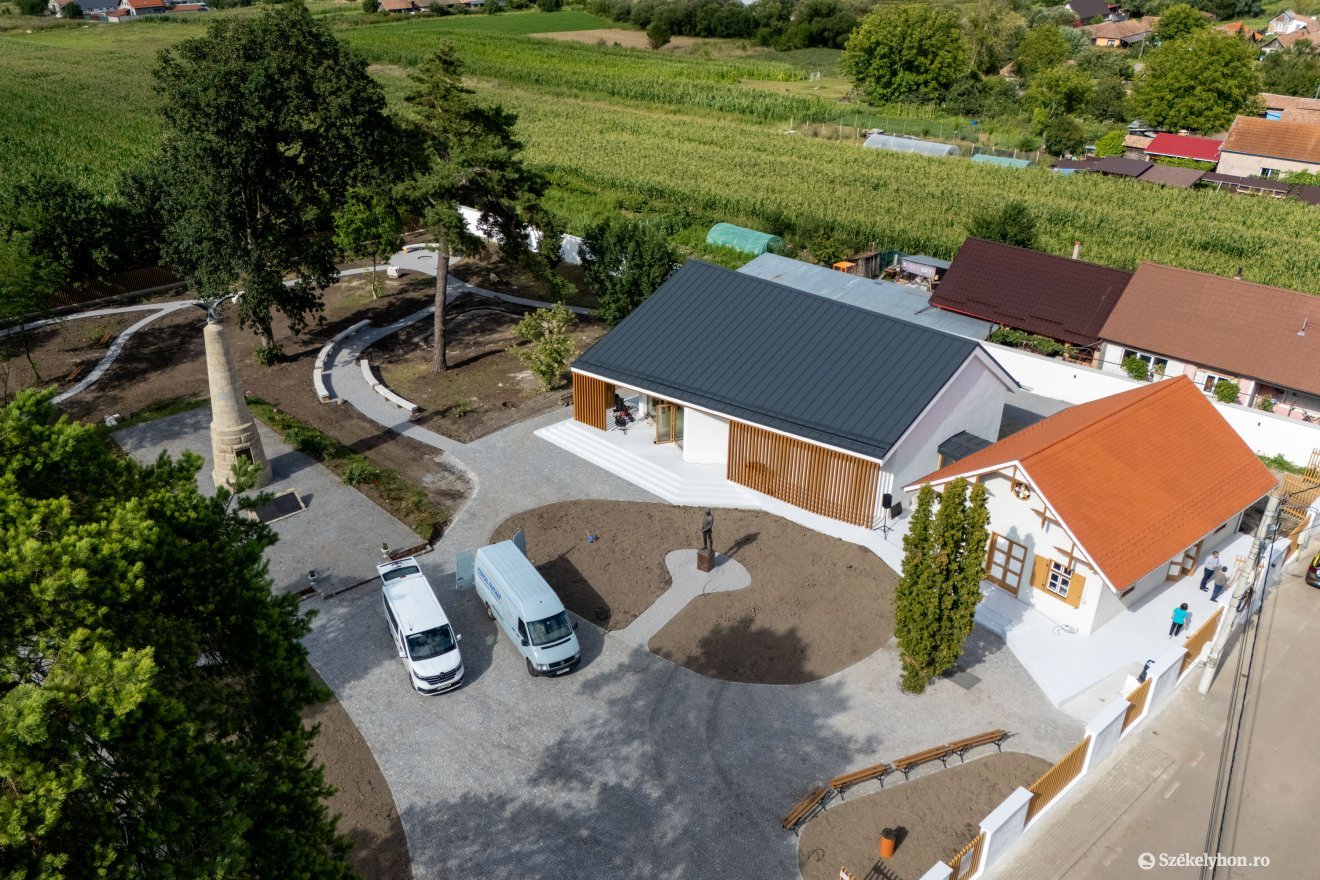 Megújult a fehéregyházi emlékpark, kibővítették a Petőfi-múzeumot, új fényben tündököl a turulmadaras obeliszk is &bullet;  Fotó: Haáz Vince