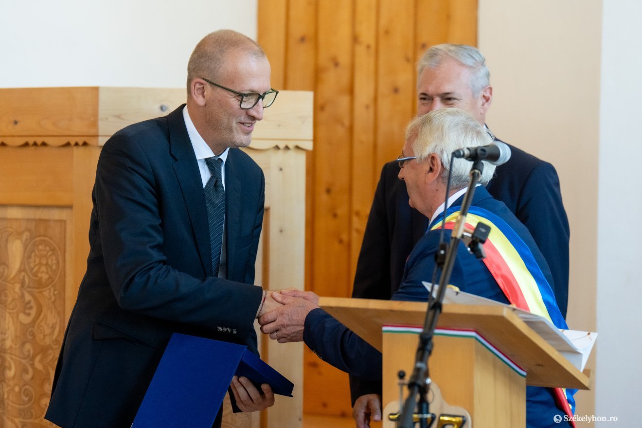Fehéregyháza polgármestere ajándékot nyújt át Tarr Zoltán miniszternek &bullet;  Fotó: Haáz Vince