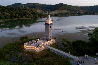 Három nap, három különböző díszvilágítás az Összetartozás templománál