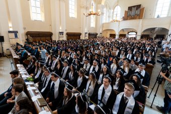 Ballagás a Vártemplomban: 240 új magyar orvos és egészségügyis vehette át diplomáját