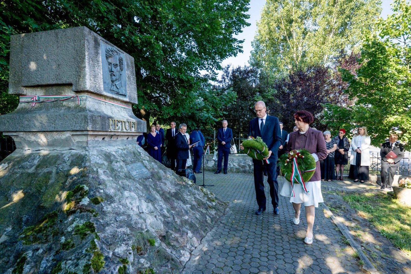 Megújult a fehéregyházi Petőfi-emlékhely – elsőként látogatott hivatalosan Erdélybe az új kormány