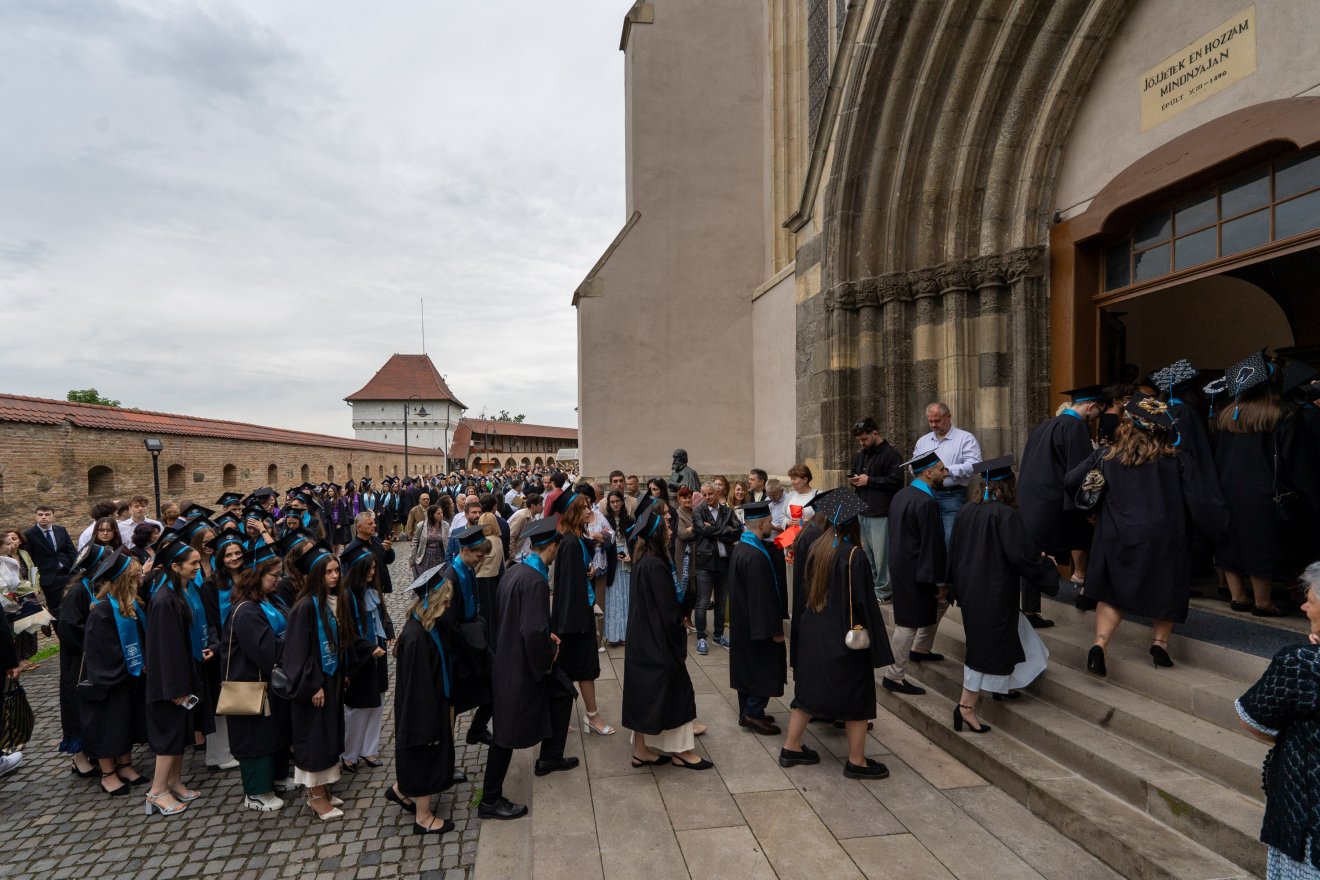 Ballagás a Vártemplomban: 240 új magyar orvos és egészségügyis vehette át diplomáját
