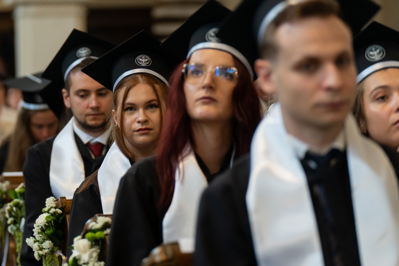 Ballagás a Vártemplomban: 240 új magyar orvos és egészségügyis vehette át diplomáját