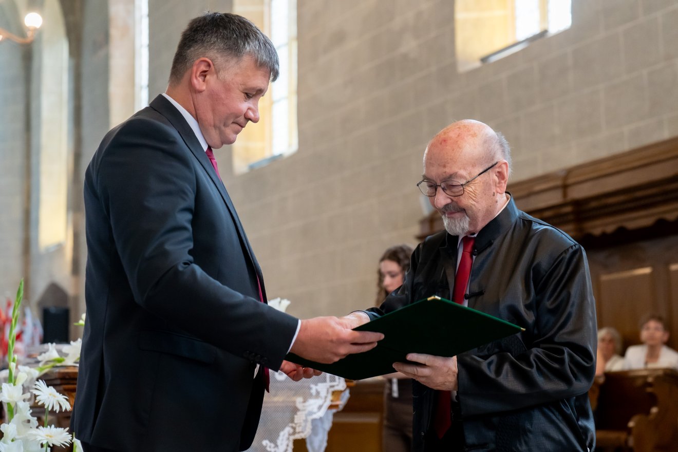 Ballagás a Vártemplomban: 240 új magyar orvos és egészségügyis vehette át diplomáját