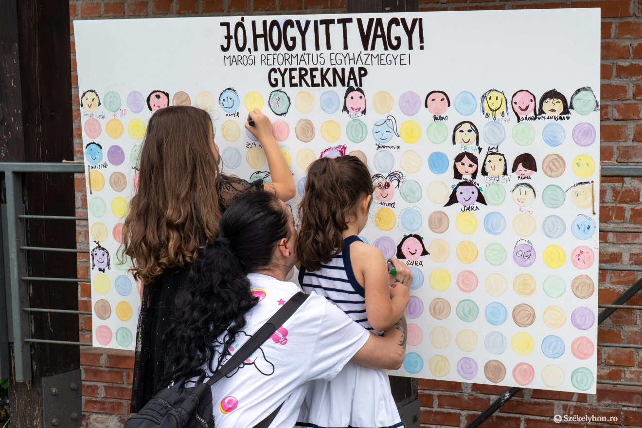 Mindenki lerajzolhatta magát &bullet;  Fotó: Haáz Vince